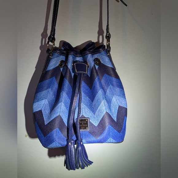 Dooney And Bourke Chevron Bucket Crossbody Bag In Good Condition! - Picture 1 of 15